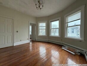 6 Priesing St, Unit 3 in Boston, MA - Foto de edificio - Building Photo