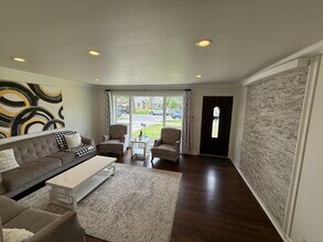 7328 Arcadia St in Morton Grove, IL - Foto de edificio - Building Photo