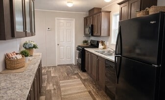 417 Chevalier Dr in Howell, MI - Building Photo