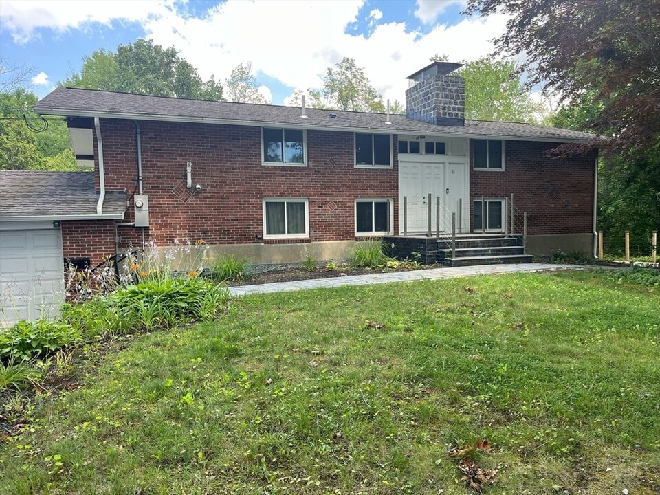 16 Foster Rd in Lexington, MA - Building Photo