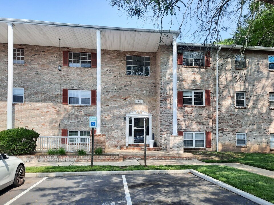 11921E Tarragon Rd in Reisterstown, MD - Building Photo
