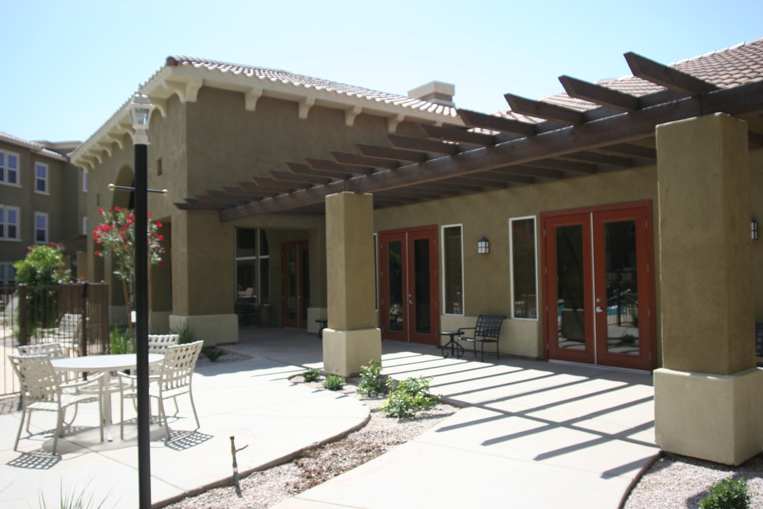 Senior Living at Matthew Henson Apartments in Phoenix, AZ - Foto de edificio