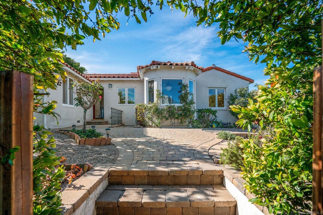 1865 Soledad Ave in San Diego, CA - Building Photo