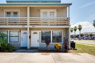 319 Oak St in Neptune Beach, FL - Building Photo