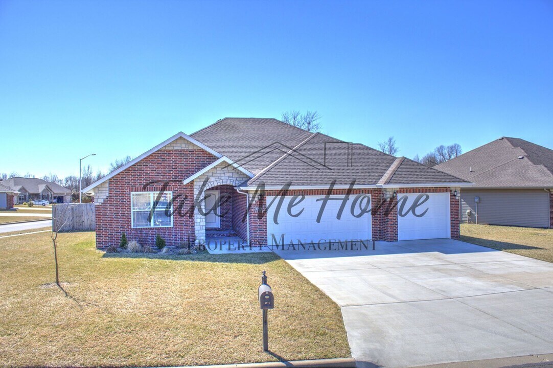 5776 E Gatehouse Dr in Strafford, MO - Building Photo