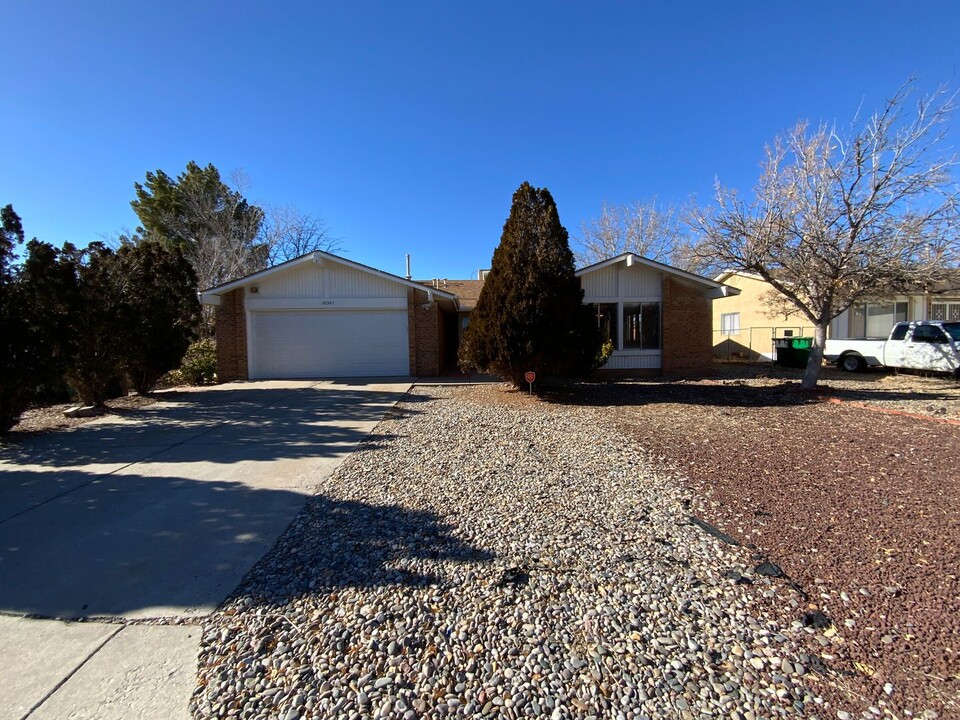 10301 La Paz Dr in Albuquerque, NM - Building Photo