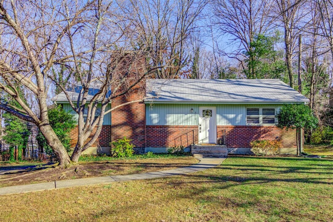 3210 Ledgewood Ave in Cave Spring, VA - Building Photo