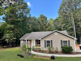 350 Bee Rd in Newnan, GA - Building Photo