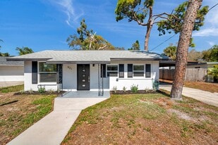 921 7th St NW in Largo, FL - Building Photo
