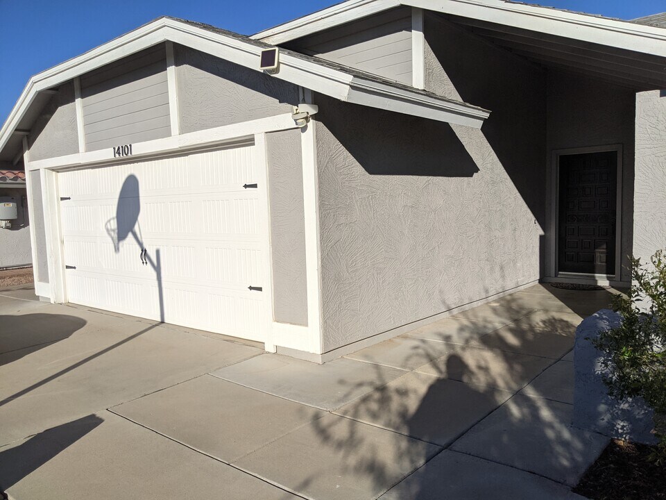 14101 N 78th Dr in Peoria, AZ - Foto de edificio