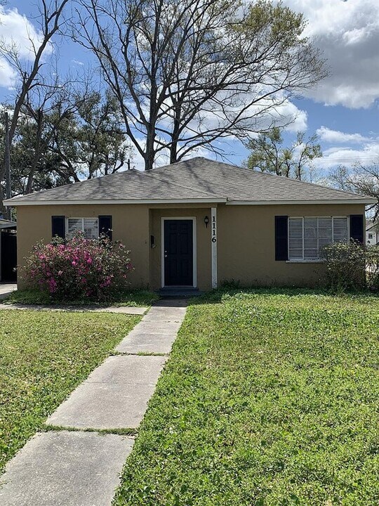 1116 11th St in Lake Charles, LA - Foto de edificio