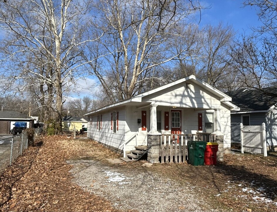 1205 E 10th St in Pittsburg, KS - Building Photo