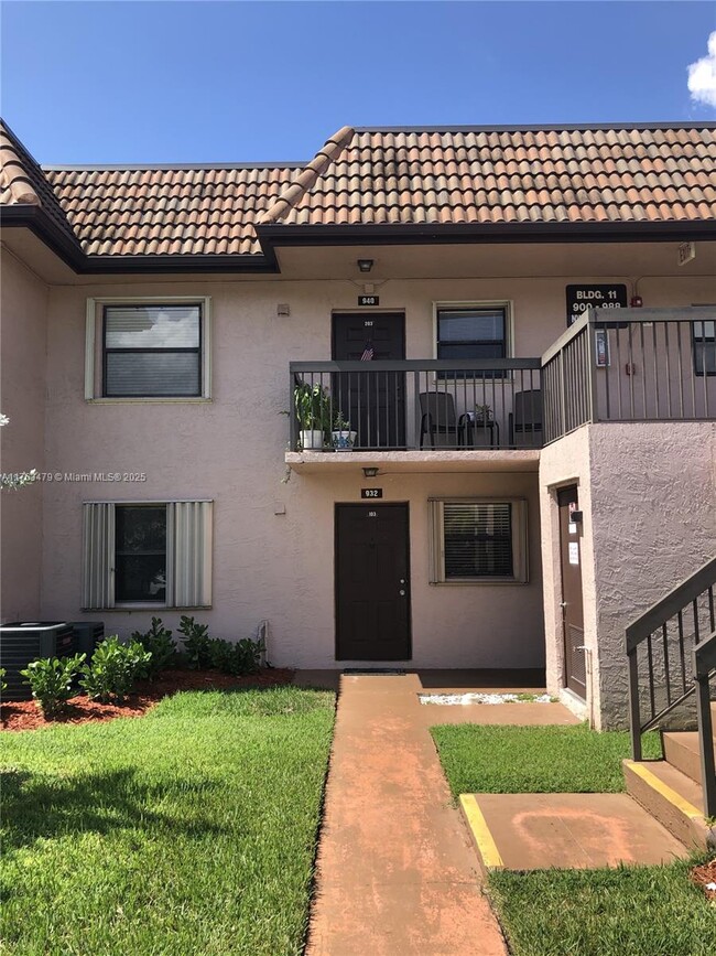 932 NW 104th Ave in Pembroke Pines, FL - Building Photo - Building Photo