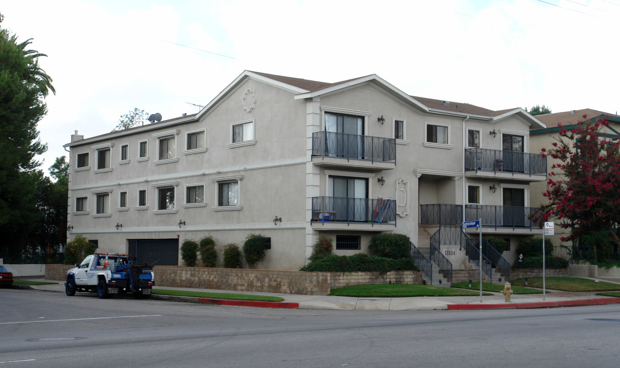 13504 Burbank Blvd in Van Nuys, CA - Foto de edificio