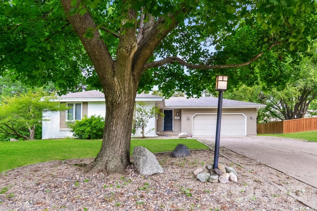 3820 Union Terrace Ln N in Minneapolis, MN - Building Photo