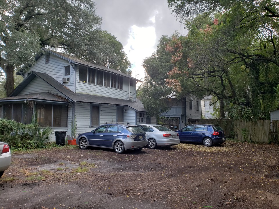 Student Apartments with Development Potential in Gainesville, FL - Building Photo