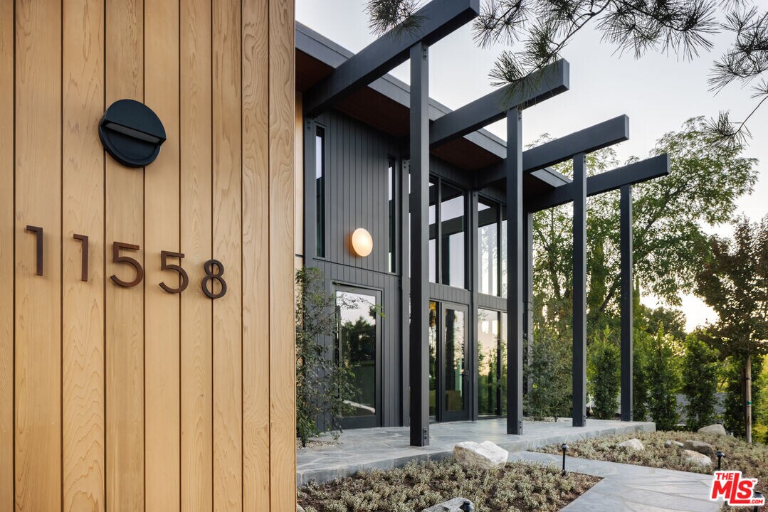 11558 Duque Dr in Los Angeles, CA - Building Photo