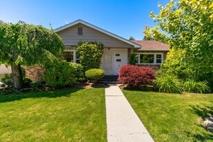 24 N Harrison St in Wenatchee, WA - Building Photo