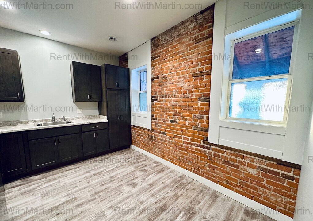 18 S Frederick Ave in Oelwein, IA - Building Photo