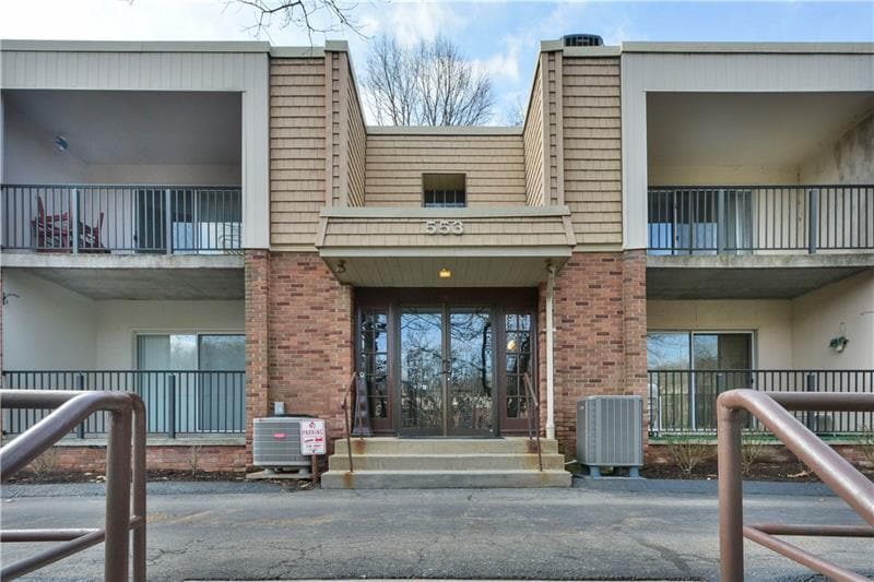 553 Sloop Rd in Pittsburgh, PA - Foto de edificio