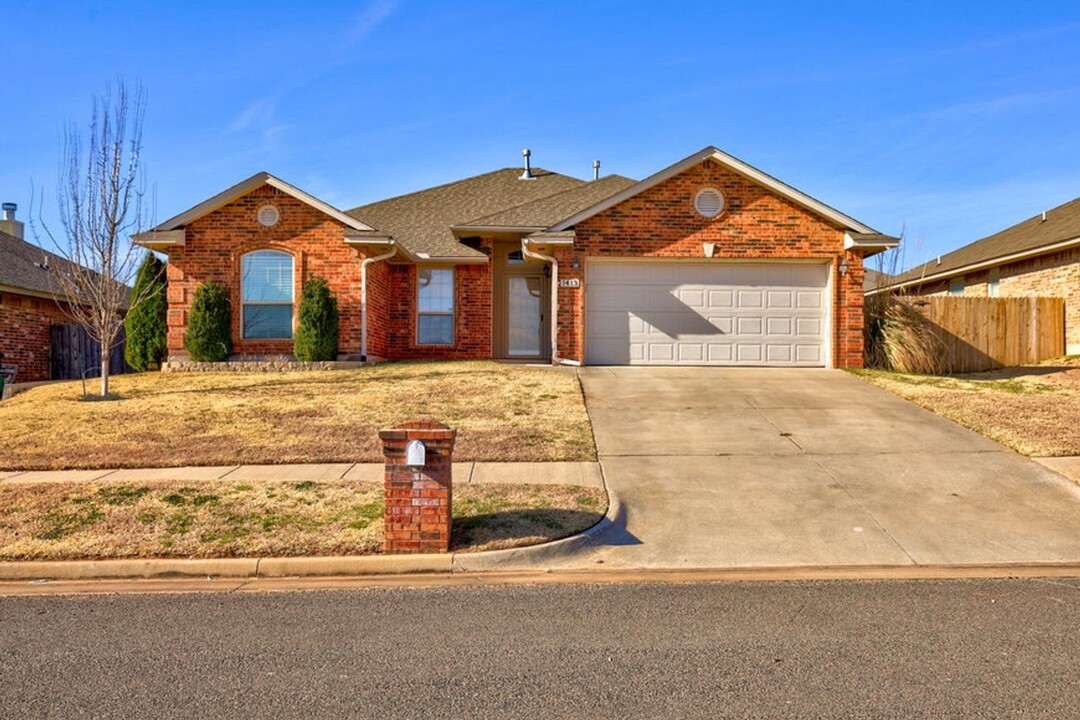 1413 Meadow Run Dr in Moore, OK - Building Photo