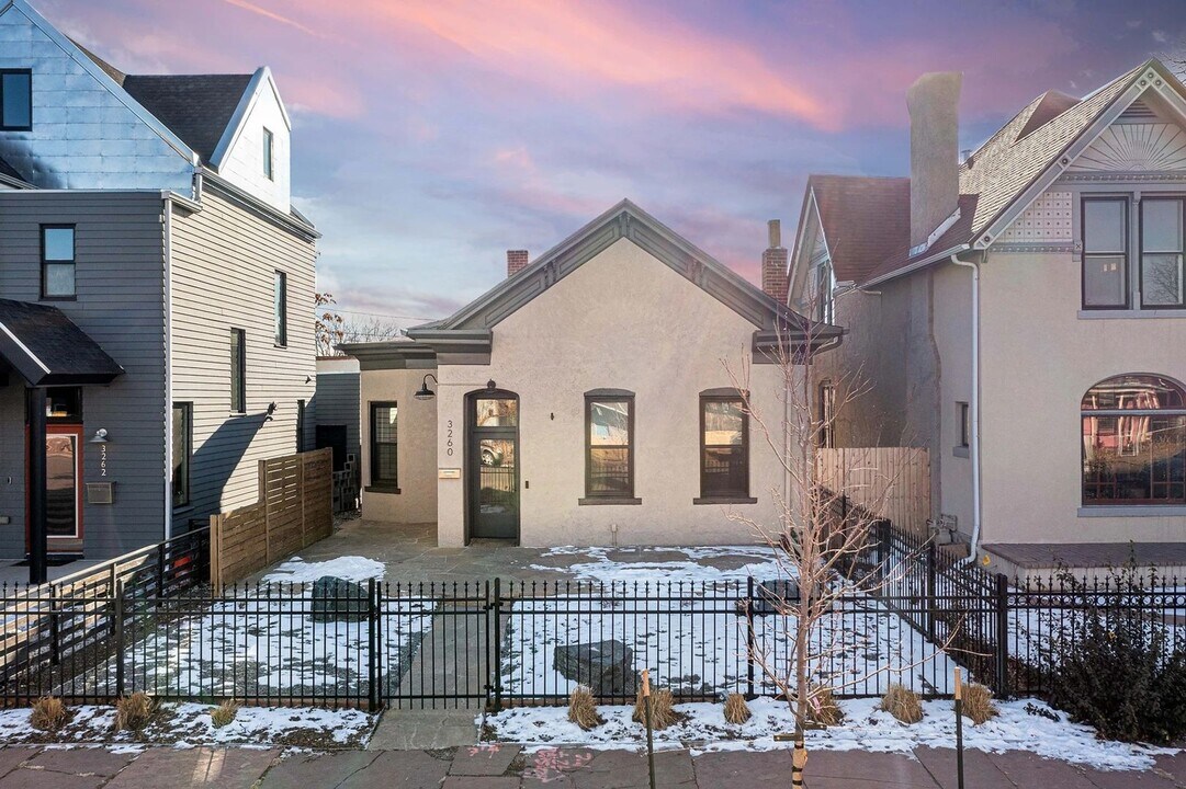 3260 Curtis Street in Denver, CO - Building Photo