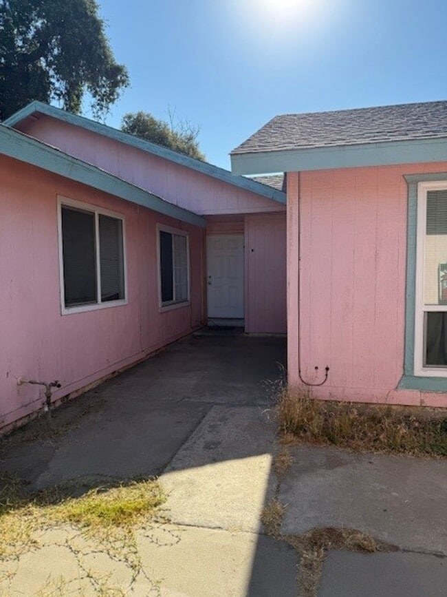 property at 1204 N Divisadero St