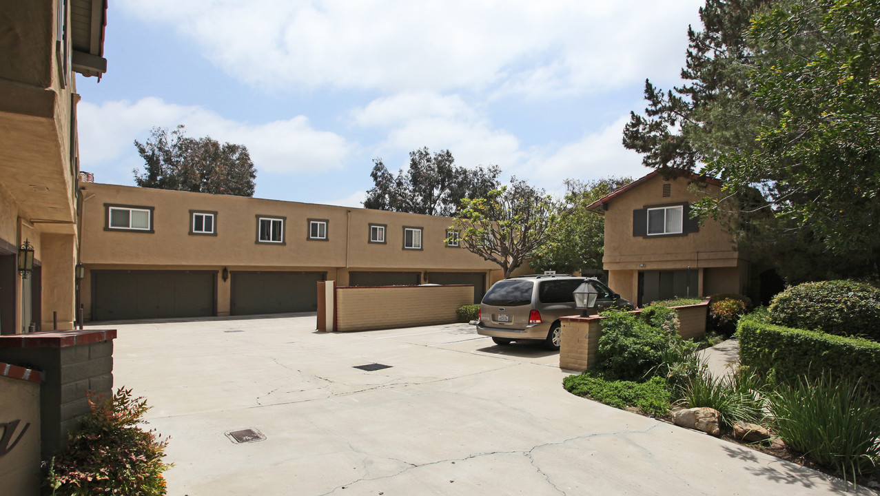 8171 Vincetta Dr in La Mesa, CA - Building Photo