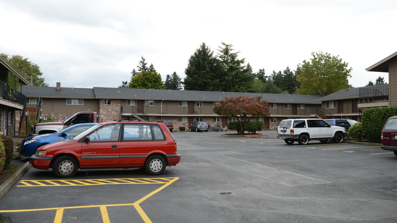 Colonial Villa Apartments in Portland, OR - Building Photo