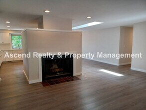 4286 Orchard Way in Lake Oswego, OR - Foto de edificio - Building Photo