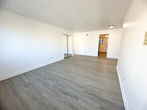 7019 N Ridge Blvd in Chicago, IL - Building Photo - Building Photo