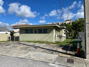 527 SW 10th St in Miami, FL - Building Photo - Building Photo