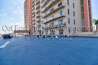 4900 Brittany Dr S in St. Petersburg, FL - Foto de edificio - Building Photo