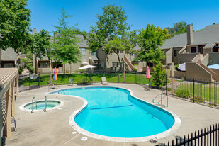 Hemlock Street Condominiums in Sacramento, CA - Foto de edificio - Building Photo