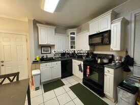 24 Sydney St, Unit 1R in Somerville, MA - Building Photo