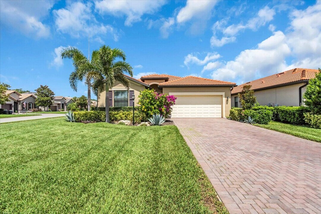 4602 Royal Dornoch Cir in Bradenton, FL - Building Photo