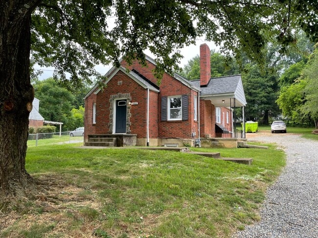 property at 3652 Roundhill Ave NW