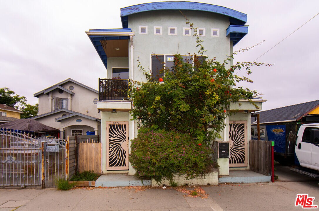 8703 San Pedro St in Los Angeles, CA - Building Photo