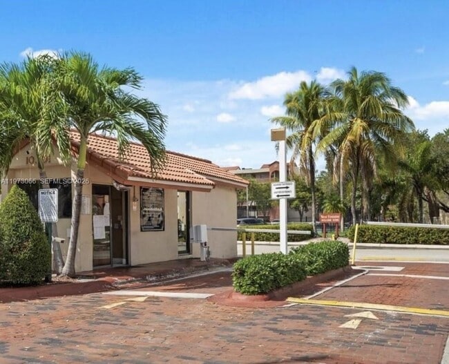 10229 NW 9th St Cir in Miami, FL - Building Photo - Building Photo