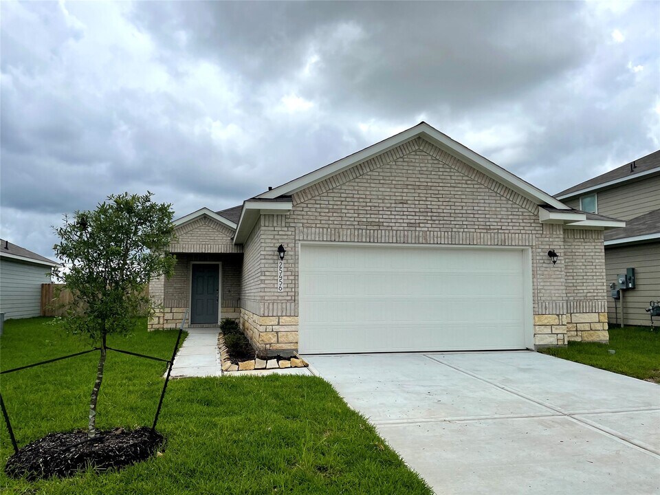 25456 Northpark Lake Dr in Porter, TX - Foto de edificio