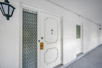 800 E Camino Real in Boca Raton, FL - Building Photo - Building Photo