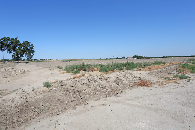 Grand Oak Apartments in Tulare, CA - Building Photo - Building Photo