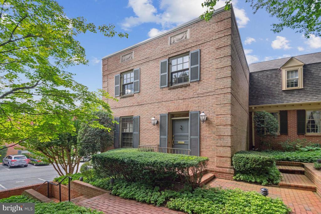 5201 Westbard Ave in Bethesda, MD - Building Photo