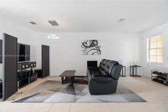 8618 NW 113th Ct in Doral, FL - Foto de edificio - Building Photo