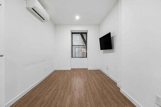 160 W 54th St in New York, NY - Foto de edificio - Building Photo