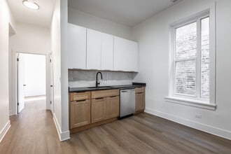 3211 W Le Moyne St, Unit CH2 in Chicago, IL - Building Photo - Building Photo