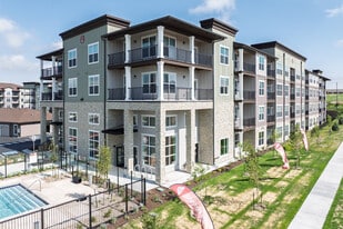 Stone Mesa Luxury Flats in Colorado Springs, CO - Building Photo