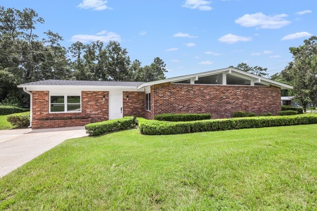 property at 2401 Jim Lee Rd