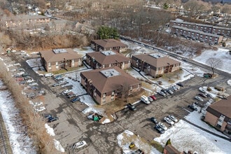 Crown Village in Meriden, CT - Foto de edificio - Building Photo