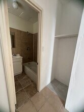 819 N Alta Vista Blvd, Unit 2 in Los Angeles, CA - Building Photo - Building Photo